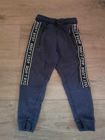 Broek / joggingbroek voor jongens -- maat 98 / 104 -- beschikbaar voor biedingen