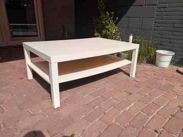 Salontafel, wit
Lengte: 118 cm
Hoogte: 45 cm
Breedte: 78cm beschikbaar voor biedingen