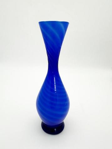 Mondgeblazen glazen swirl vaas beschikbaar voor biedingen