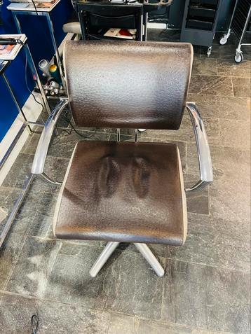 Kapperstoelen en wastafel Salon Ambiance beschikbaar voor biedingen