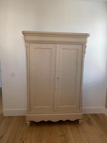 Brocante kast in warme beige tint - unieke eyecatcher beschikbaar voor biedingen