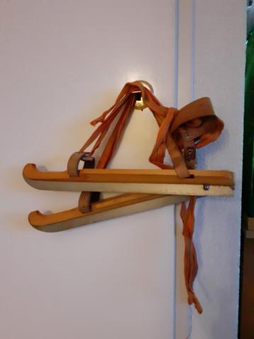 Houten schaatsen 28cm (maat 43) beschikbaar voor biedingen