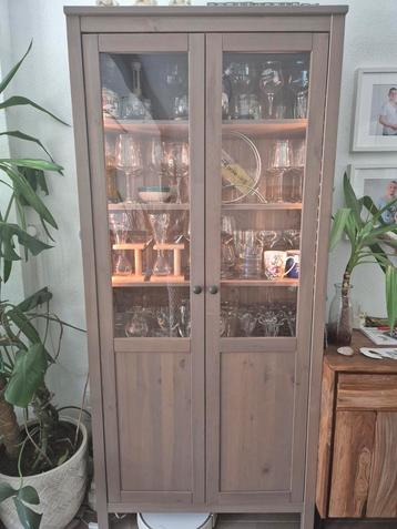 Ikea Hemnes vitrinekast met verlichting grijsbruin beschikbaar voor biedingen
