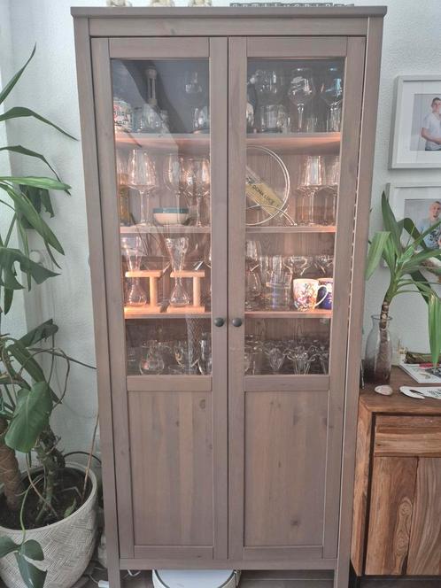 Ikea Hemnes vitrinekast met verlichting grijsbruin, Huis en Inrichting, Kasten | Vitrinekasten, Gebruikt, 150 tot 200 cm, 50 tot 100 cm