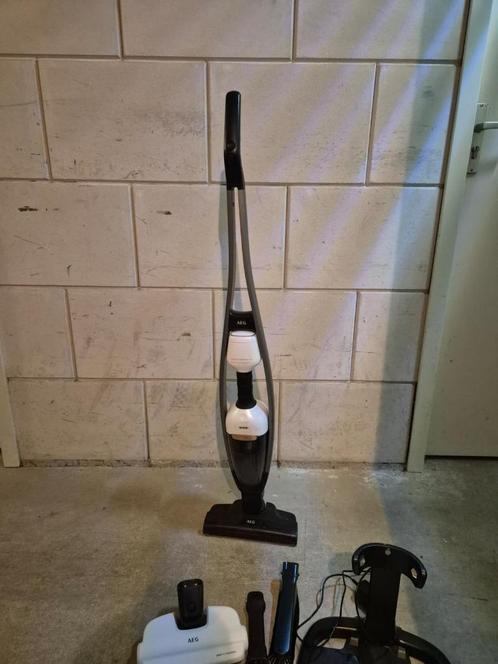 AEG QX9 steelstofzuiger te koop, Witgoed en Apparatuur, Stofzuigers, Gebruikt, Stofzuiger, Minder dan 1200 watt, Reservoir, Ophalen