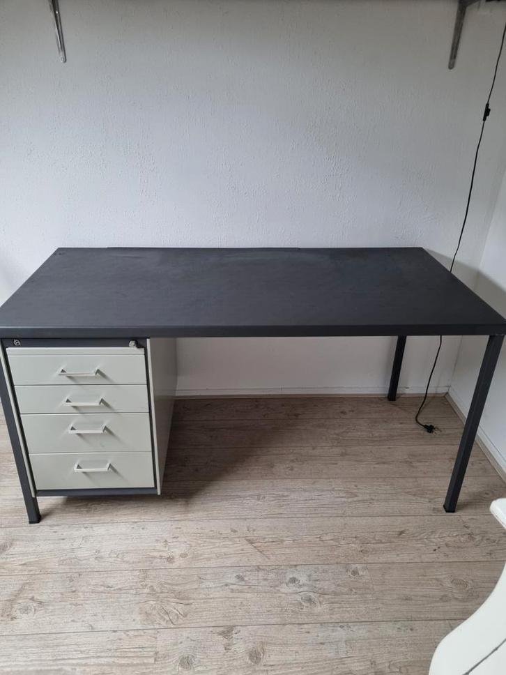 Vintage Gispen bureau met 4 lades - 150cm breed, Huis en Inrichting, Bureaus, Gebruikt, Ophalen