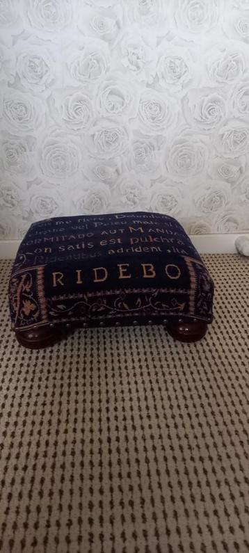 Voetenbankje blauw met bolpoot  beschikbaar voor biedingen