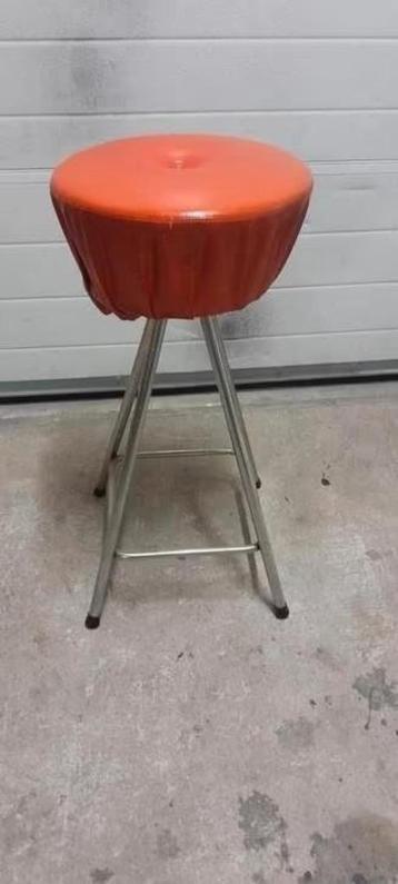 Vintage barkruk met oranje zitting metaal poten beschikbaar voor biedingen
