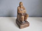 Houten beeld beeldje met monogram HP man in stoel, Ophalen of Verzenden