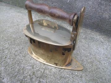 Vintage koperen STRIJKIJZER messing, koper, hout 19,5 cm. beschikbaar voor biedingen