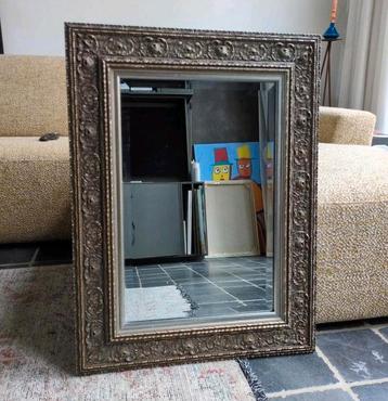 Grote klassieke spiegel in mooie lijst 60 x 81 cm beschikbaar voor biedingen