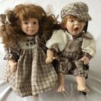 Set porseleinen popjes op schommelbankje, Verzamelen, Poppen, Ophalen, Zo goed als nieuw, Pop