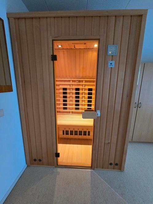 Infrarood Sauna 230V, ook voor schuin dak (zie dakhelling), Sport en Fitness, Sauna, Zo goed als nieuw, Ophalen