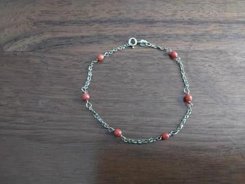 Gouden armbandje 18 cm met bloedkoraal balletjes. beschikbaar voor biedingen