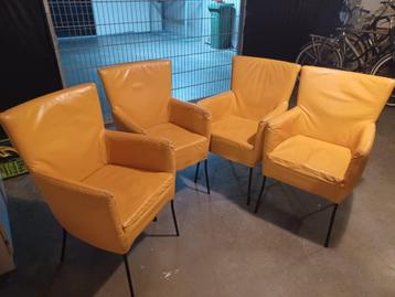 4 zalmkleurige leren eetkamer stoelen beschikbaar voor biedingen
