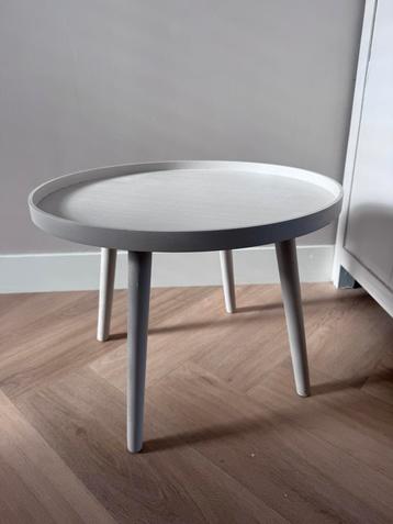 Bijzettafel beschikbaar voor biedingen