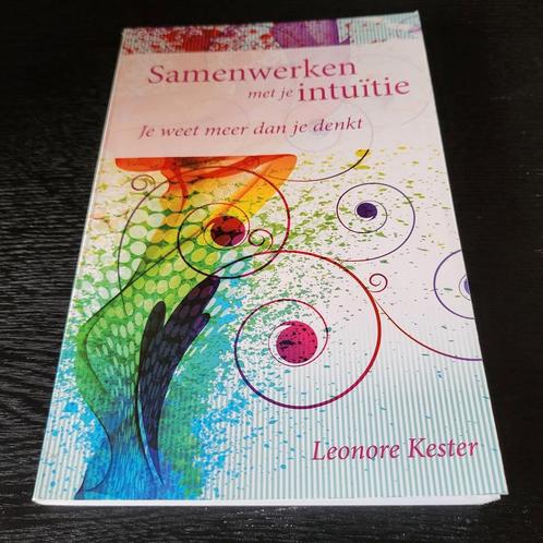 Leonore Kester - Samenwerken met je intuïtie, Boeken, Esoterie en Spiritualiteit, Zo goed als nieuw, Ophalen of Verzenden