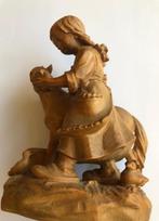 Houten Beeldje meisje met veulen, Ophalen of Verzenden