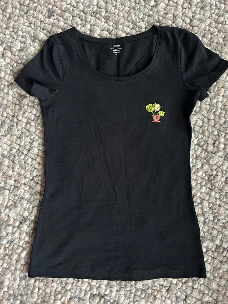 HEMA zwart shirt met borduursel nieuwstaat maat S, Kleding | Dames, T-shirts, Gedragen, Maat 36 (S), Zwart, Korte mouw, Verzenden