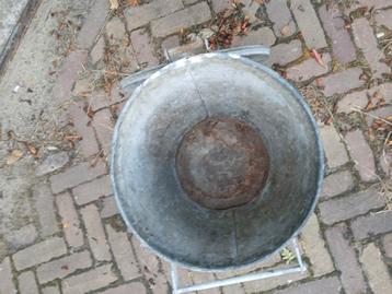 zinken vuilnisemmer beschikbaar voor biedingen