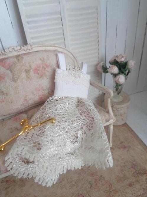 Mooi Jurkje met fraai hangertje..Poppenhuis 1:12.(Nr F117)*, Verzamelen, Poppenhuizen en Toebehoren, Nieuw, Poppenhuis, Ophalen of Verzenden