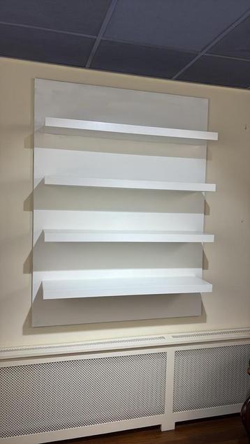 Mooie witte wandplanken set beschikbaar voor biedingen