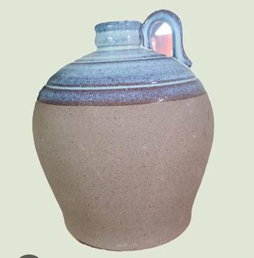 Stoere kruik vaas beton met blauw glazuur beschikbaar voor biedingen