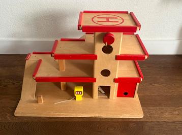 Houten speelgoedgarage beschikbaar voor biedingen