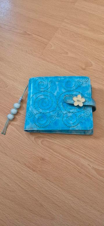 Leuke blauwe portemonnee beschikbaar voor biedingen