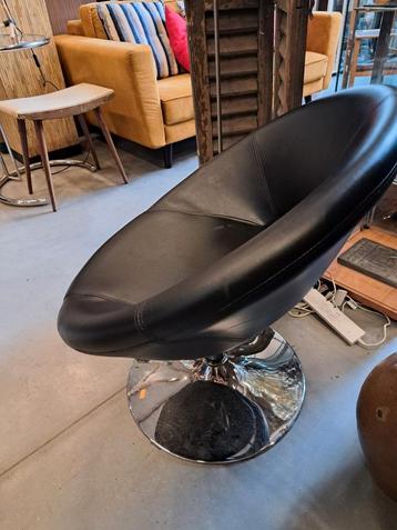 Zwart leren kuipstoel met chroome poot beschikbaar voor biedingen