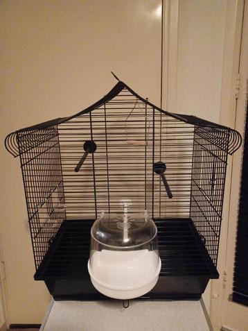 Zeer nette vogelkooi, zo goed als nieuw beschikbaar voor biedingen