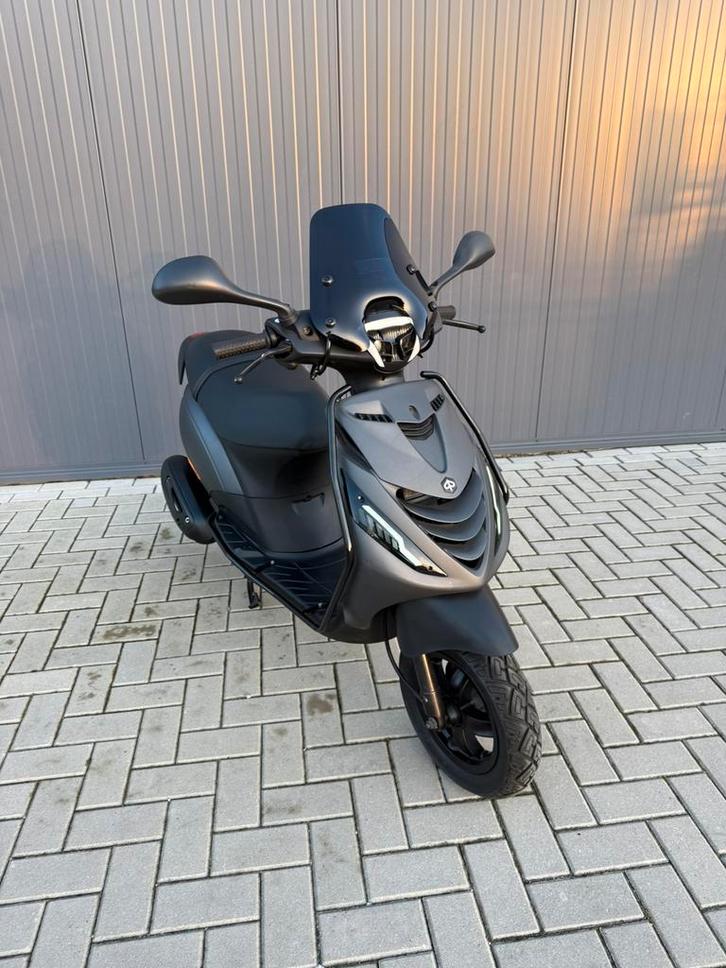 PIAGGIO ZIP FULL OPTION BROM GARANTIE, Fietsen en Brommers, Scooters | Piaggio, Zo goed als nieuw, Zip, Benzine, Ophalen of Verzenden