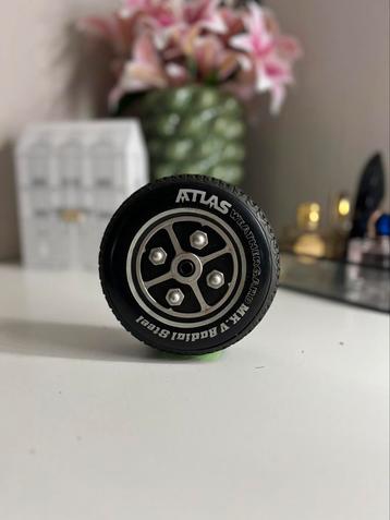 Atlas Weathergard Tires Vintage AM Radio beschikbaar voor biedingen