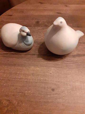 2 Leuke , aardewerk beeldjes beschikbaar voor biedingen