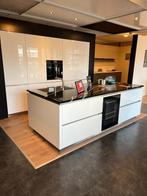 Luxe Schmidt keuken eiland/kastenwand greeploos met Siemens, Ophalen, Wit, Overige typen, Nieuw