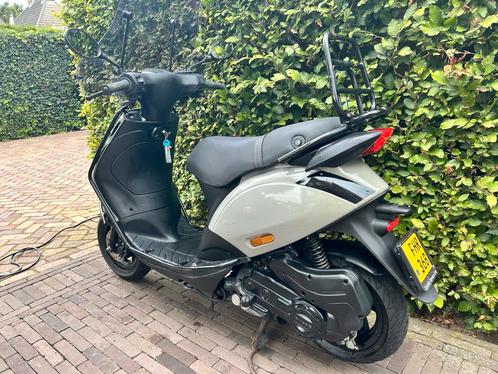 Piaggio Zip 2022 - geel kenteken, Fietsen en Brommers, Scooters | Piaggio, Gebruikt, Zip, Maximaal 45 km/u, Benzine, Ophalen