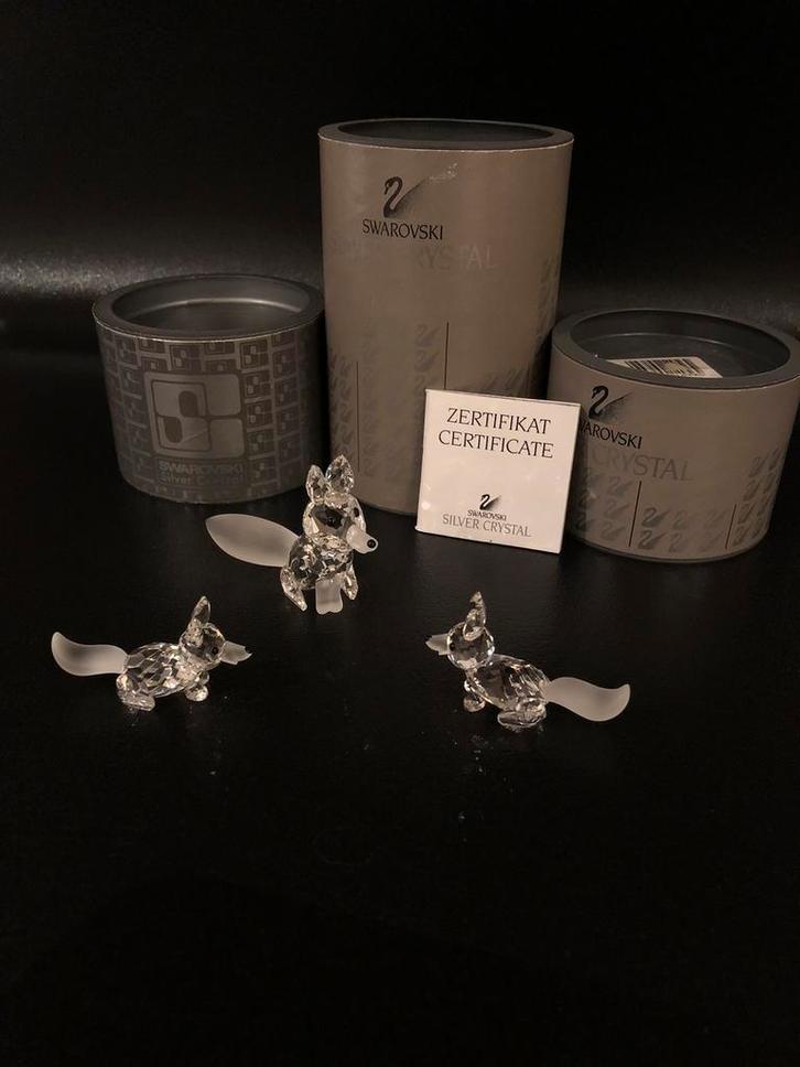 NIEUWSTAAT SWAROVSKI VOSSEN FAMILIE, Verzamelen, Swarovski, Zo goed als nieuw, Figuurtje, Ophalen of Verzenden