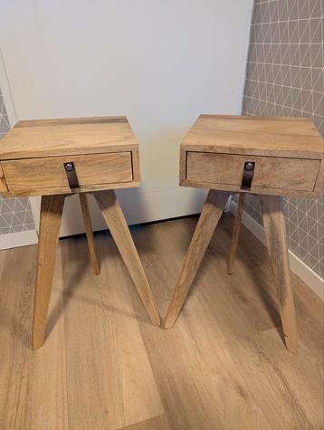 2 leuke nachtkastjes, 60 hoog, 30x30x10cm