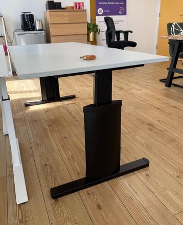 Mooi lichtgrijs bureau beschikbaar voor biedingen