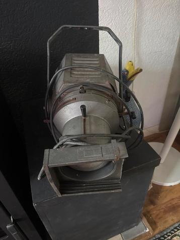 Industriële schijnwerper lamp antiek vintage beschikbaar voor biedingen