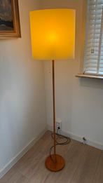 Deense houten staande lamp met kap., Huis en Inrichting, Lampen | Vloerlampen, Ophalen, Zo goed als nieuw, 150 tot 200 cm