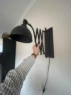 Zwarte schraaglamp voor aan de wand, Huis en Inrichting, Lampen | Wandlampen, Ophalen of Verzenden, Gebruikt, Metaal