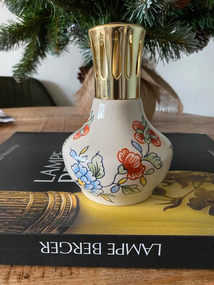 Lampe Berger Aardewerk bloemmotief geurbrander, Huis en Inrichting, Woonaccessoires | Vazen, Gebruikt, Wit, Minder dan 50 cm, Aardewerk of Porselein