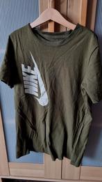 Nike T-shirt legergroen - The Nike Tee - kindermaat M, Ophalen of Verzenden, Zo goed als nieuw, Jongen, Shirt of Longsleeve