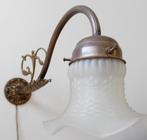 Antiek koper wandlamp met blank glazen geschulp kapje, Antiek en Kunst, Ophalen of Verzenden