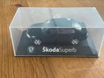 Škoda Superb schaalmodel (1:43) - in originele displaydoos, Hobby en Vrije tijd, Modelauto's | 1:43, Ophalen of Verzenden, Zo goed als nieuw