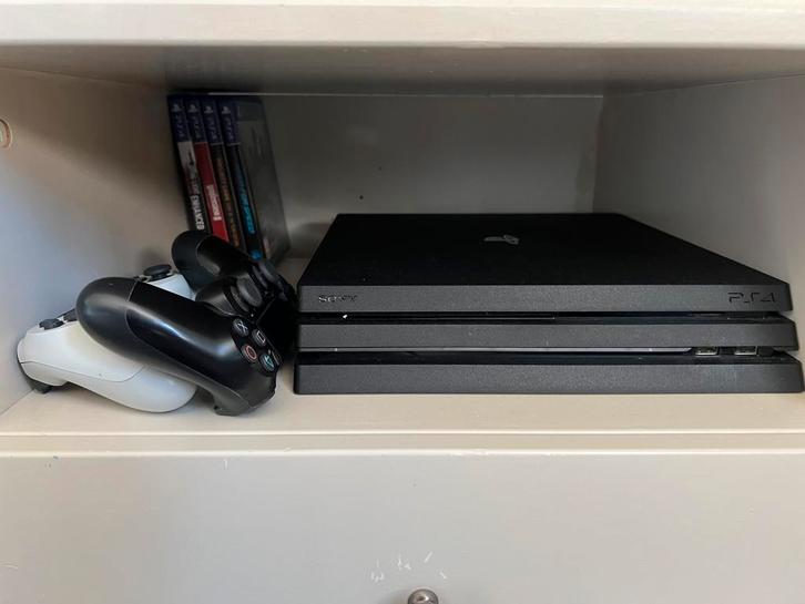 Playstation 4 pro 2 controllers en games, Spelcomputers en Games, Spelcomputers | Sony PlayStation 3, Zo goed als nieuw, Slim