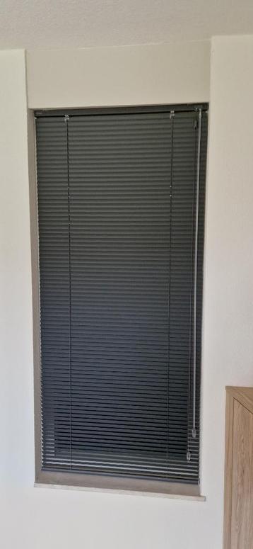 Te koop jaloezie beschikbaar voor biedingen