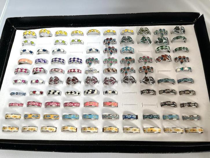 92 Ringen op Display - Diverse Stijlen, Sieraden, Tassen en Uiterlijk, Ringen, Nieuw, Dame, 17 tot 18, Overige kleuren, Overige materialen