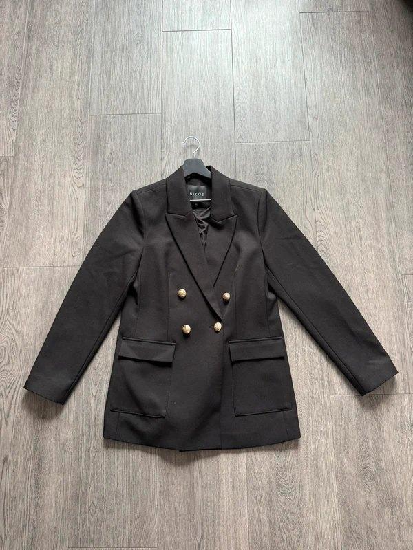 Stijlvolle zwarte blazer van Nikkie, maat 36 (S)., Kleding | Dames, Jasjes, Kostuums en Pakken, Zo goed als nieuw, Jasje, Maat 36 (S)
